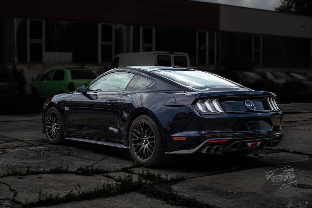 autó fóliázás Ford Mustang Teckwrap GAL15 Gloss Aluminium Oxford Blue Budapest bal hátsó nézet galéria kép