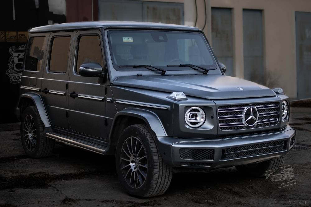 autó fóliázás Mercedes G Class APA CW/R89.19X Matte Metal GUNMETAL GREY Budapest jobb első nézet galéria kép