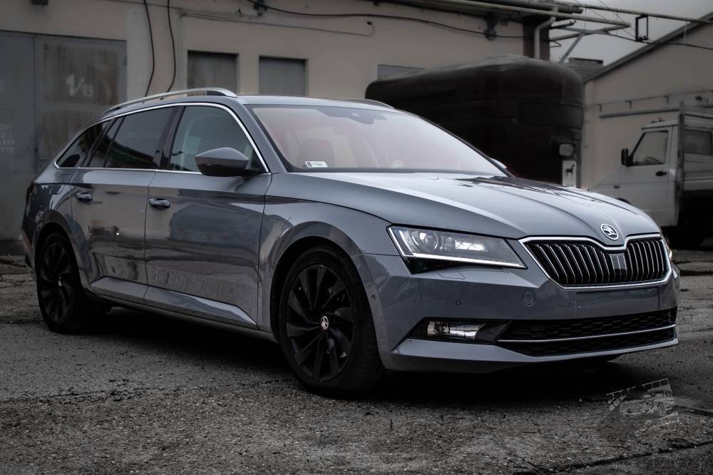 autó fóliázás Skoda SuperB Teckwrap CG27-HD True Nardo Grey Budapest jobb első nézet galéria kép