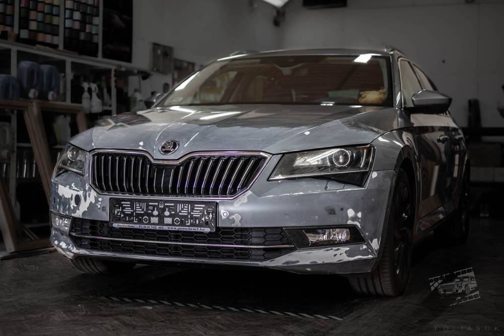 autó fóliázás Skoda SuperB Teckwrap CG27-HD True Nardo Grey Budapest eredeti nézet galéria kép