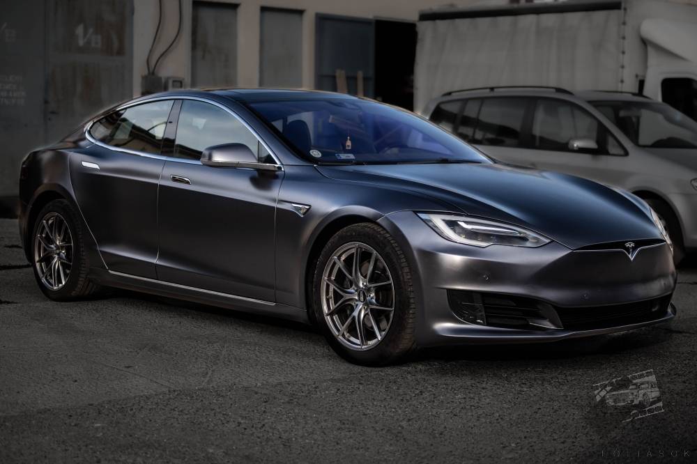 autó fóliázás Tesla Model-S Teckwrap CG01-HD Ultimate Black Budapest jobb első nézet galéria kép