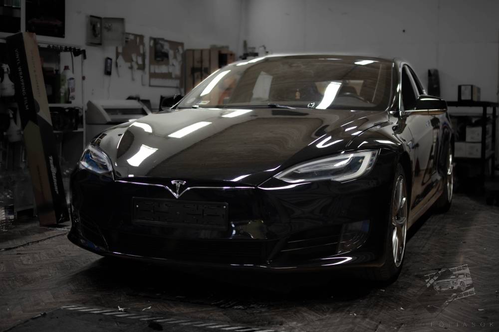 autó fóliázás Tesla Model-S Teckwrap CG01-HD Ultimate Black Budapest eredeti nézet galéria kép