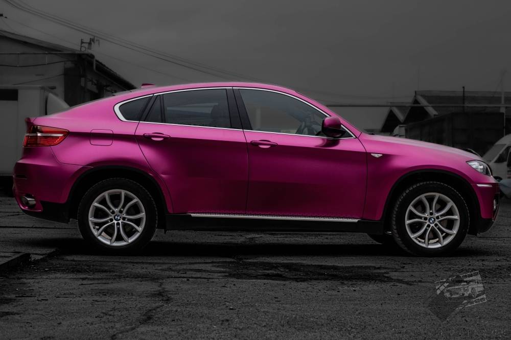 autófóliázás BMW X6 Teckwrap VCH404-S Hot Pink Budapest jobb nézet galéria kép