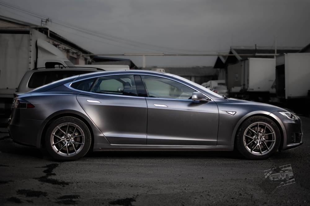 autófóliázás Tesla Model-S Teckwrap ECH21 Dark Platinum Csepel jobb nézet galéria kép