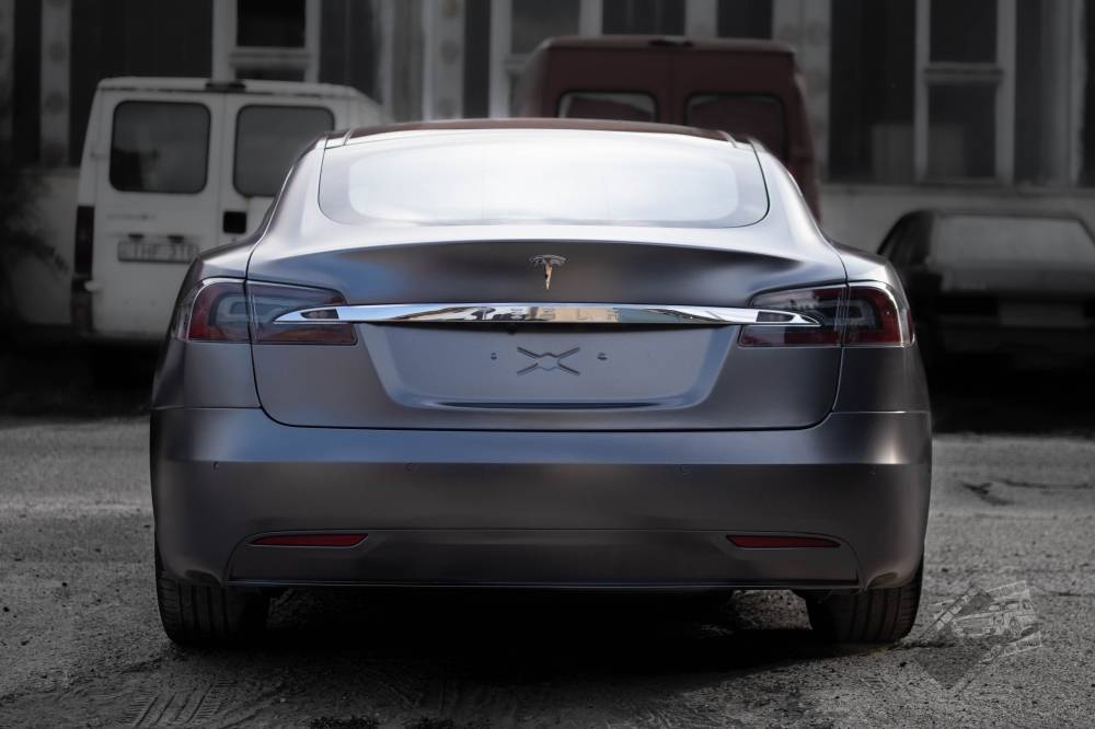 autófóliázás Tesla Model-S Teckwrap ECH21 Dark Platinum Csepel hátsó nézet galéria kép