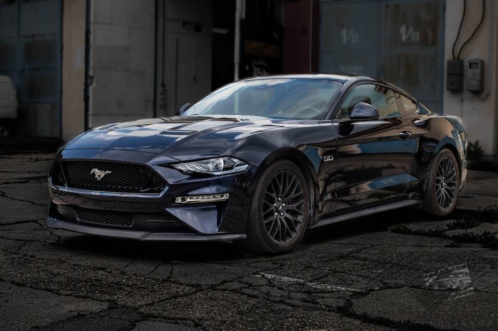 karosszéria fóliázás Ford Mustang Teckwrap GAL15 Gloss Aluminium Oxford Blue Budapest bal első nézet galéria kép