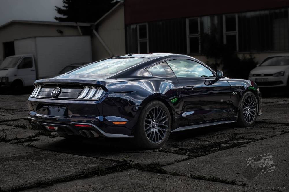 karosszéria fóliázás Ford Mustang Teckwrap GAL15 Gloss Aluminium Oxford Blue Budapest jobb hátsó nézet galéria kép
