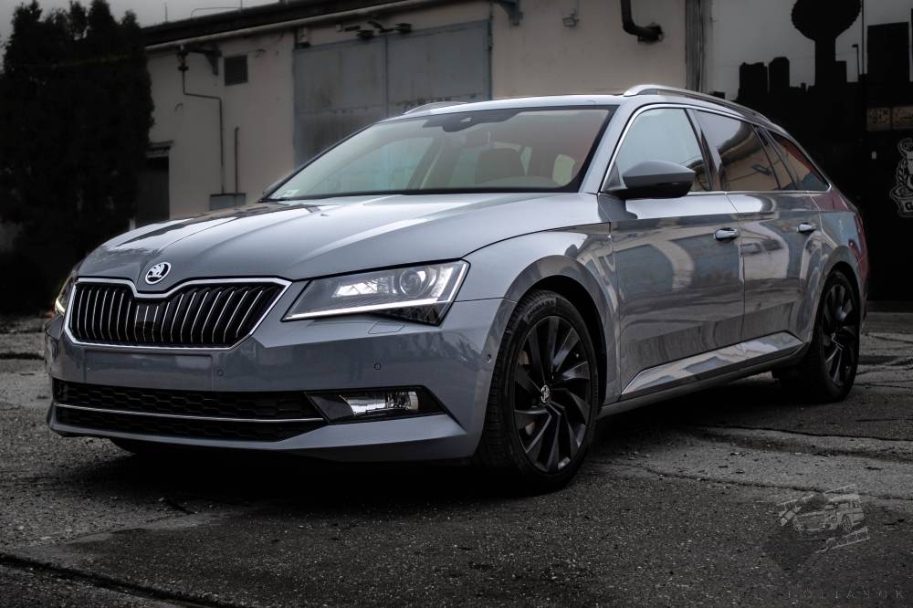 karosszéria fóliázás Skoda SuperB Teckwrap CG27-HD True Nardo Grey Budapest bal első nézet galéria kép