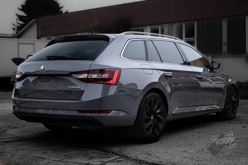 karosszéria fóliázás Skoda SuperB Teckwrap CG27-HD True Nardo Grey Budapest jobb hátsó nézet galéria kép