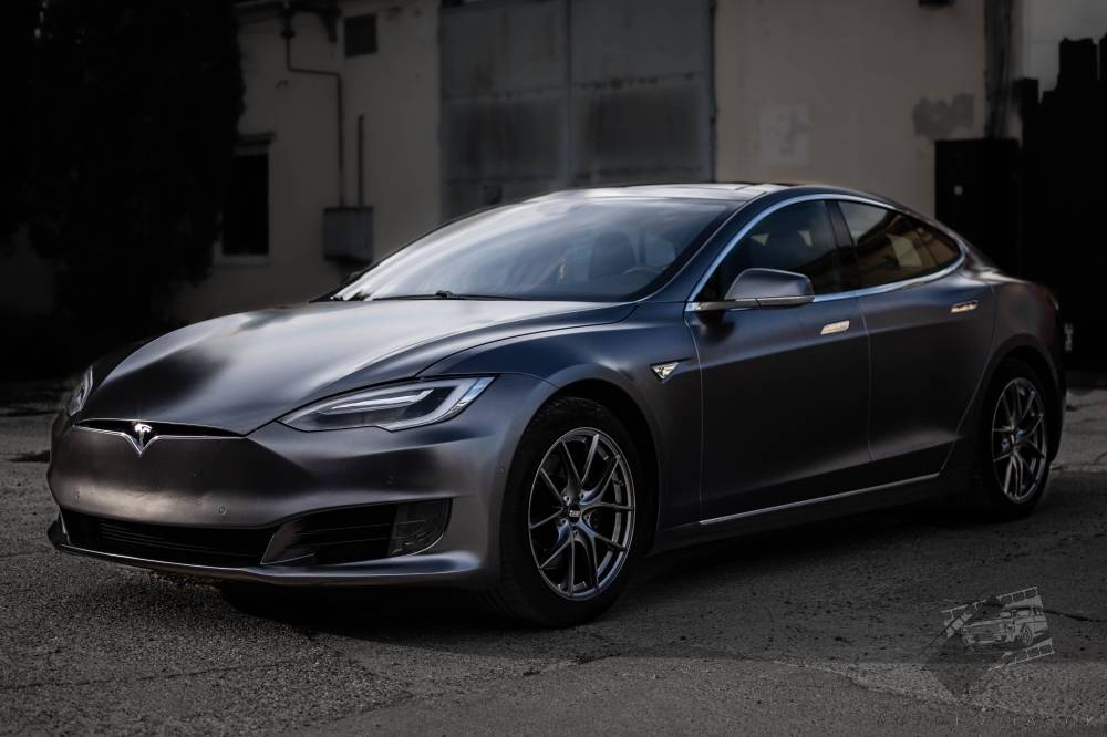karosszéria fóliázás Tesla Model-S Teckwrap CG01-HD Ultimate Black Budapest bal első nézet galéria kép