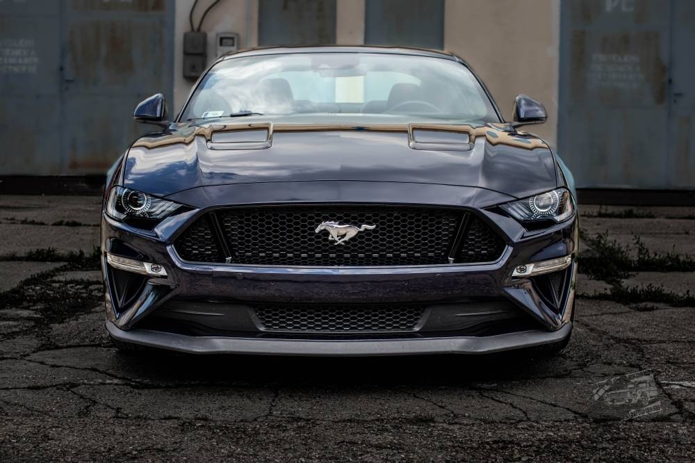 karosszériafóliázás Ford Mustang Teckwrap GAL15 Gloss Aluminium Oxford Blue Csepel első nézet galéria kép