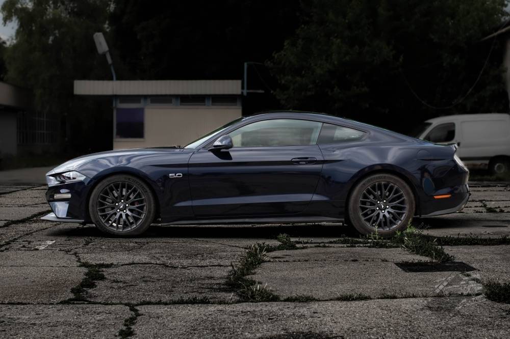 karosszériafóliázás Ford Mustang Teckwrap GAL15 Gloss Aluminium Oxford Blue Csepel bal nézet galéria kép