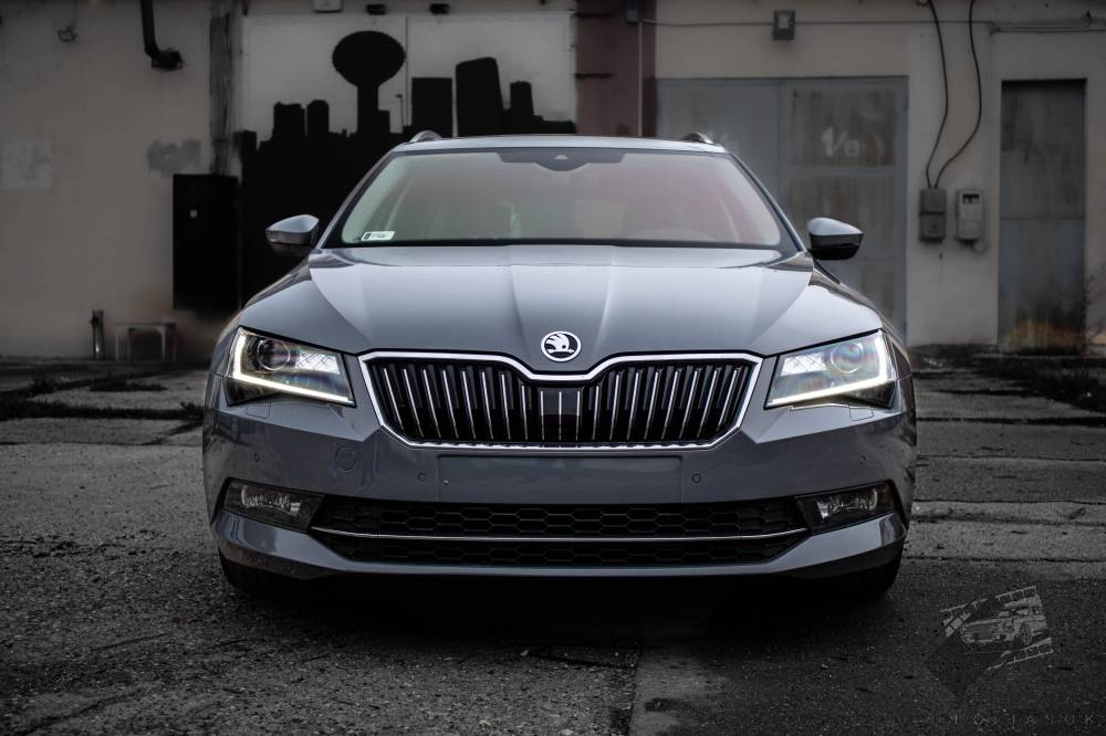 karosszériafóliázás Skoda SuperB Teckwrap CG27-HD True Nardo Grey Csepel első nézet galéria kép