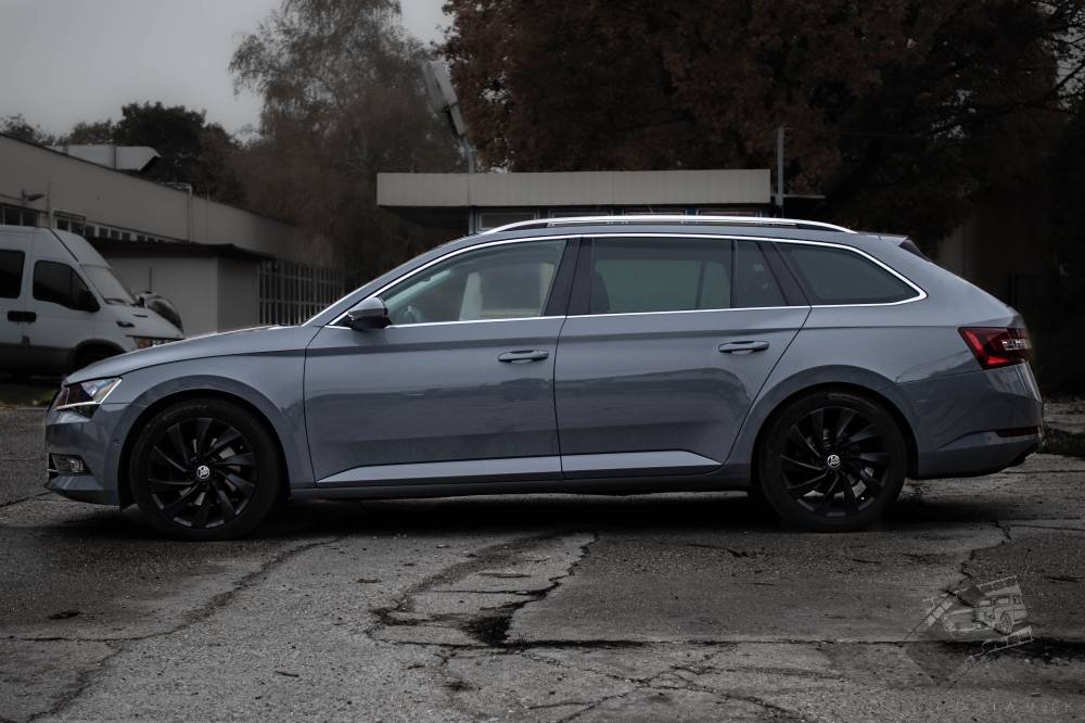 karosszériafóliázás Skoda SuperB Teckwrap CG27-HD True Nardo Grey Csepel bal nézet galéria kép