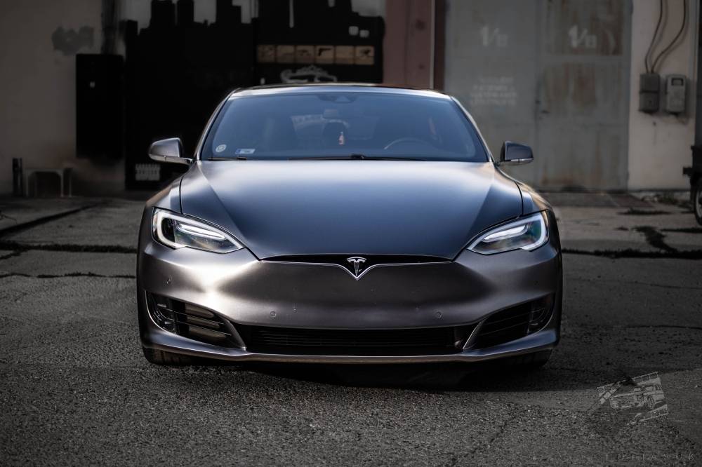 karosszériafóliázás Tesla Model-S Teckwrap ECH21 Dark Platinum Csepel első nézet galéria kép
