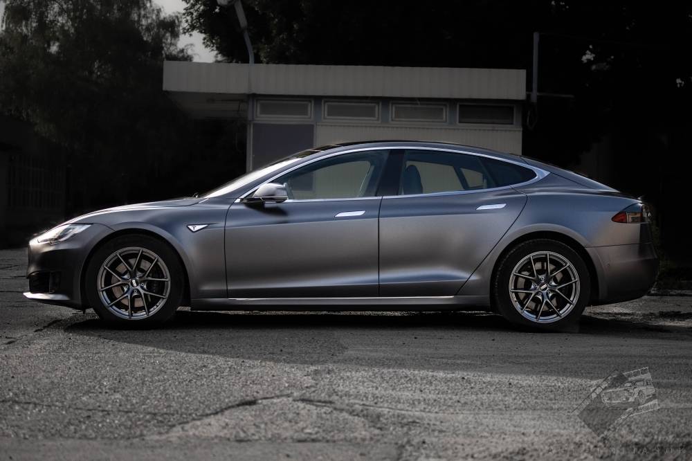 karosszériafóliázás Tesla Model-S Teckwrap ECH21 Dark Platinum Csepel bal nézet galéria kép